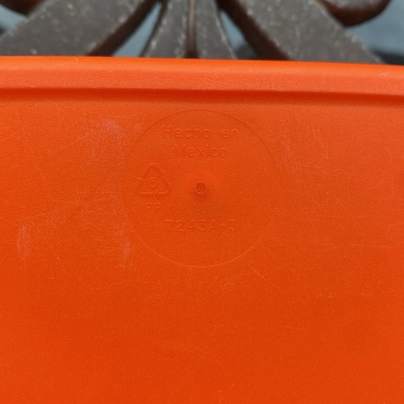 Tupperware - Empanada Box keeper - # 7243A-3 semicircle shape container - Picture 11 of 13